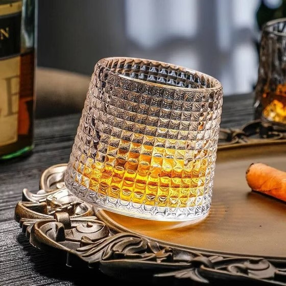 لیوان چرخشی مدل قری کریستال طرح مشبک و چهار خونه