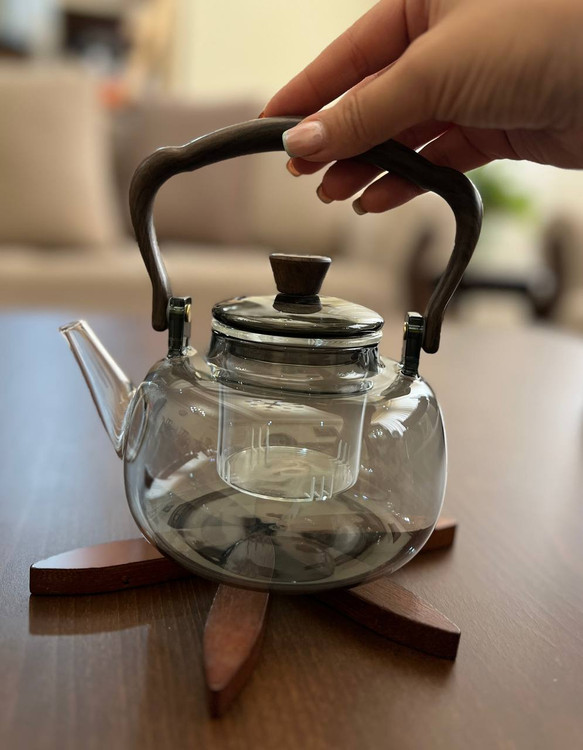 قوری پیرکس رنگ دودی دسته چوب گردو