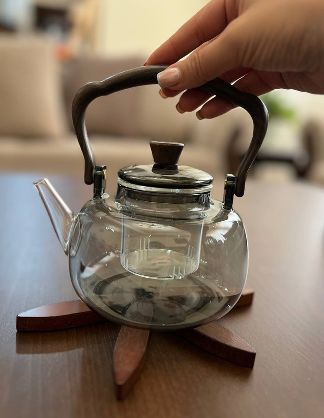 قوری پیرکس رنگ دودی دسته چوب گردو