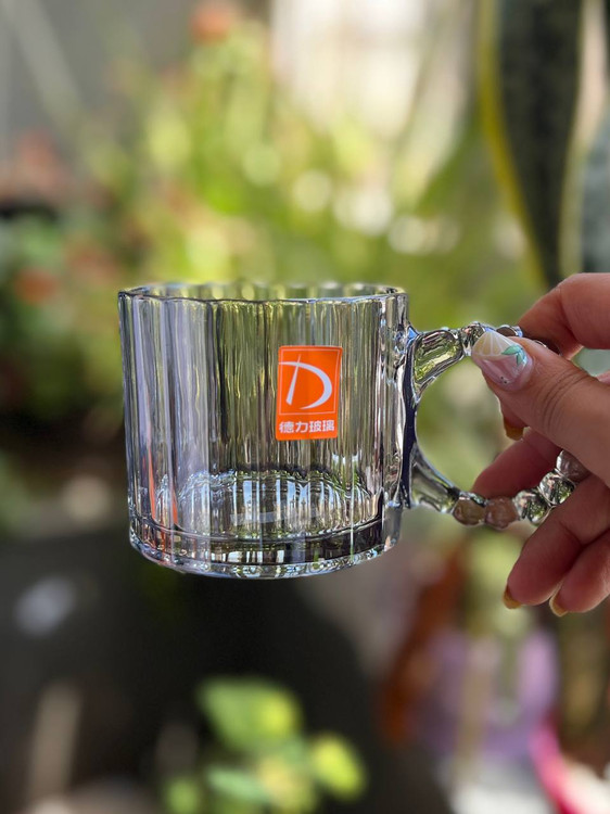 لیوان دسته مرواریدی طرح راه راه رنگ دودی برند دلی گلس