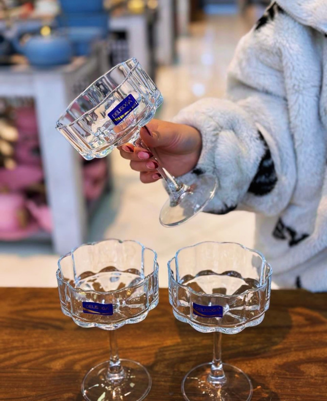 بستنی خوری و دسر خوری بلومینگ دلی گلس deli glass