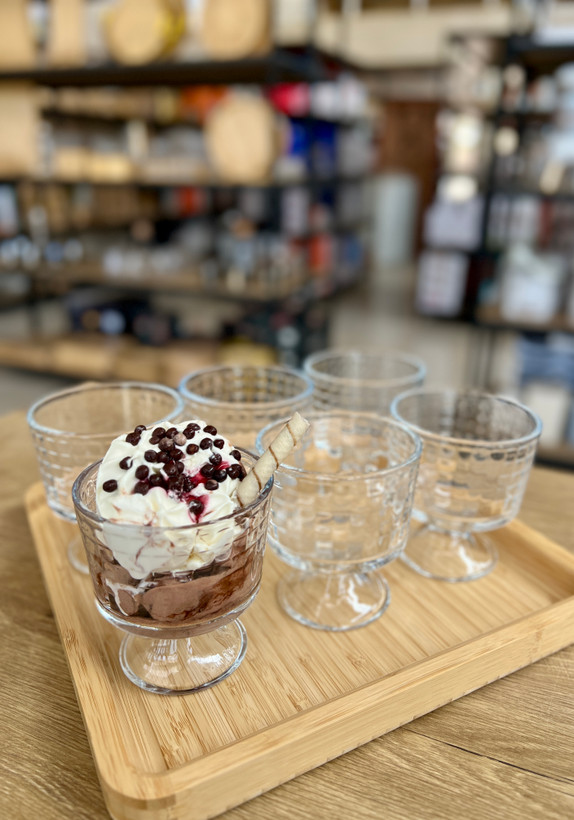 بستنی خوری و دسرخوری حصیری دلی گلس deli glass