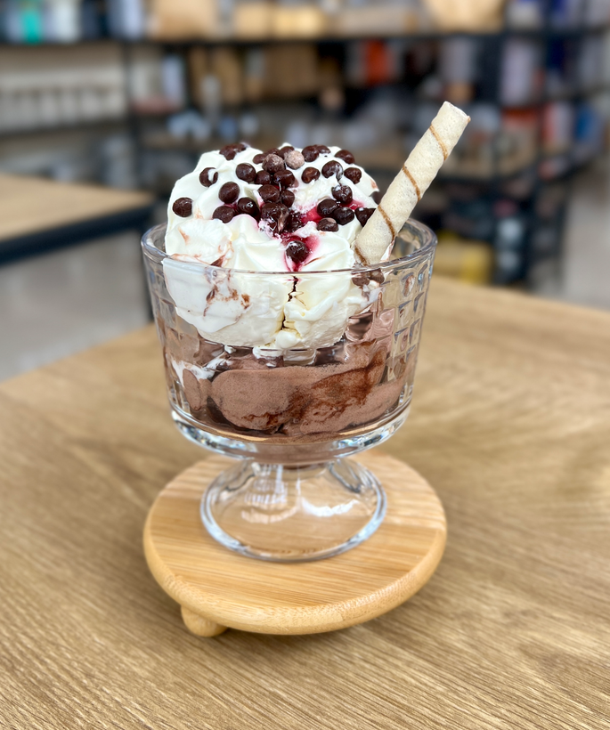 بستنی خوری و دسرخوری حصیری دلی گلس deli glass